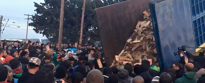 Copertina di Idomeni, ‘assalto’ alla legna per i 15mila del campo. Il timelapse lascia senza parole