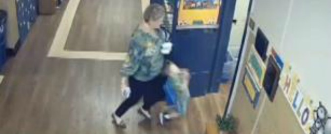 Copertina di Usa, insegnante ‘modello’ prende a ginocchiate sulla schiena un bimbo e lo fa cadere a terra