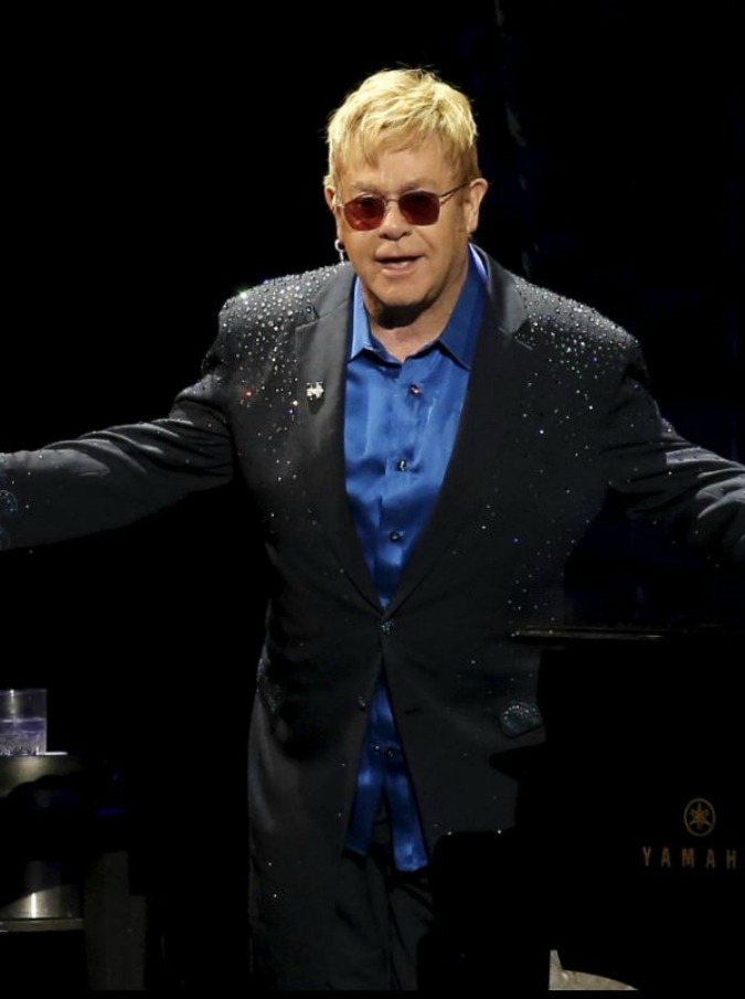 Elton John accusato di molestie dall’ex bodyguard: “Ha tentato di afferrarmi i genitali”. Stefano Gabbana: “Che cosa racconterà a suo figlio?”