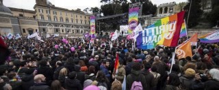 Copertina di Unioni civili, famiglie arcobaleno e pro lgbt dopo legge Cirinnà riempiono Piazza del Popolo: “Diritti alla meta”