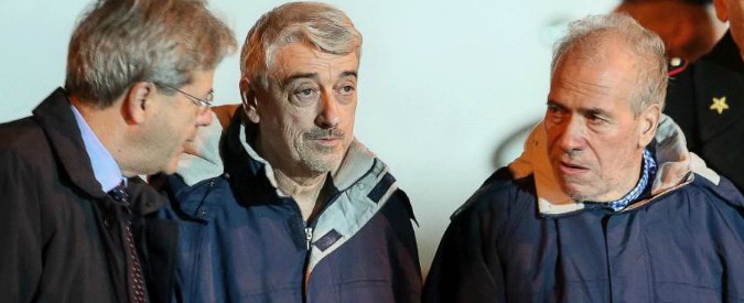 Copertina di Libia, ex ostaggi Pollicardo e Calcagno rientrati in Italia: “Tenuti da gruppo non collegato a Isis. Picchiati e senza cibo. Liberati da soli”