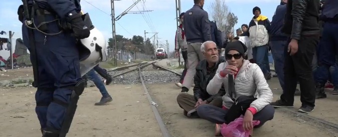 Copertina di Migranti, bloccata ferrovia confine Macedonia-Grecia: nel campo di Idomeni tra i profughi bloccati