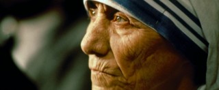 Copertina di Madre Teresa di Calcutta proclamata Santa. Papa Francesco: “Si è chinata sulle persone sfinite, ha fatto sentire la sua voce ai potenti”