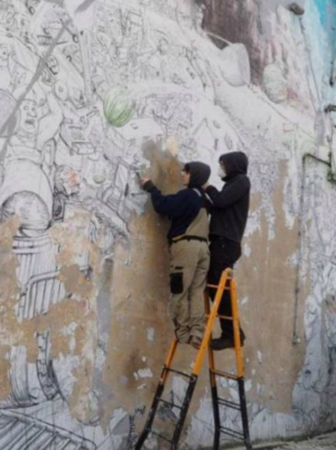 Bologna, Blu rimuove tutti i suoi murales per impedire che finiscano in mostra: “Non ci saranno finché i magnati mangeranno”