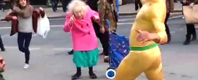 Gran Bretagna, nonnina scatenata balla i Beatles con due artisti di strada: lo show è contagioso