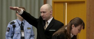 Copertina di Anders Breivik, il killer dell’isola di Utoya entra in aula e fa il saluto nazista (FOTO)