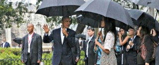 Copertina di Usa-Cuba, per Obama passeggiata sotto la pioggia e incontro con il cardinale Ortega ma non con Castro. “Meraviglioso, opportunità storica” (FOTO)