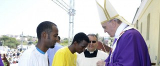 Copertina di Papa Francesco, la lavanda dei piedi con 12 profughi del Cara di Castelnuovo