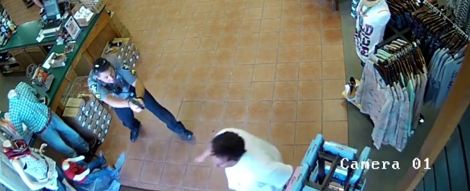 Copertina di Texas, poliziotto uccide uomo affetto da schizofrenia: armato di coltello era entrato in un negozio