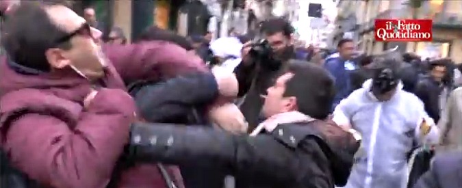 Copertina di Napoli, sostenitori di Bassolino caricano ex operai Fiat. Polizia costretta a intervenire