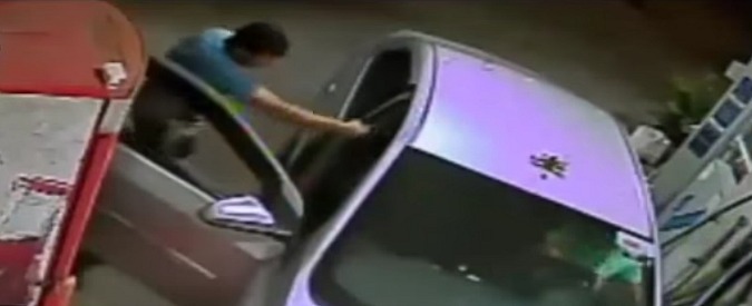 Copertina di Il tassista rifiuta la corsa, lui gli spara. Poi lo scontro a fuoco con la polizia brasiliana