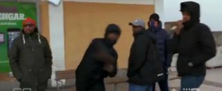 Copertina di Svezia, truope di una tv australiana aggredita da migranti somali