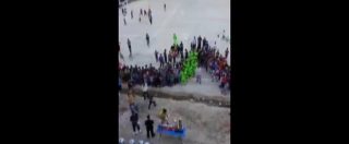 Copertina di Iraq, kamikaze si fa esplodere durante una partita di calcio: le urla e la fuga degli spettatori