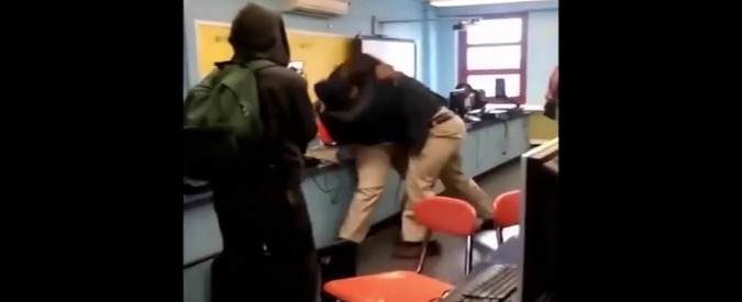 Copertina di Usa, prof caccia fuori dall’aula uno studente e lui lo aggredisce: scatta una rissa furibonda