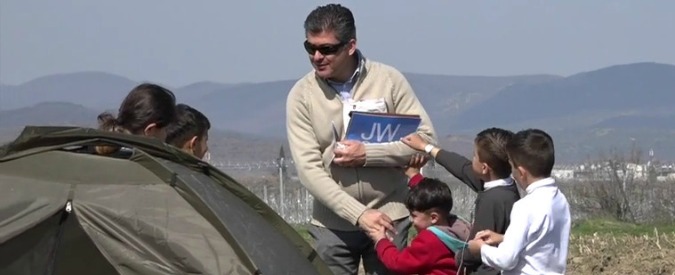 Copertina di Confine Grecia-Macedonia, testimoni di Geova tra i profughi: “Diamo caramelle e spieghiamo i progetti di Dio e Allah”