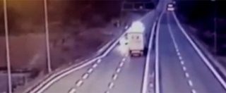 Copertina di Tir contromano sull’A10: tragedia sfiorata. Polizia blocca autista ubriaco