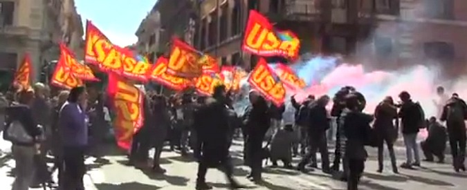 Copertina di Roma, traffico bloccato dagli addetti alle pulizie Scuola. Protesta Usb a Palazzo Chigi