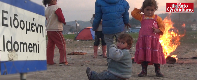 Copertina di Migranti, viaggio del Fatto.it alla tendopoli di Idomeni. Profughi: “L’Europa ci dica se dobbiamo morire qui”