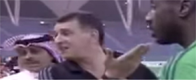 Copertina di Calcio, “giocatore abbassa la cresta”: capelli oltraggiosi dell’Islam e l’arbitro glieli taglia