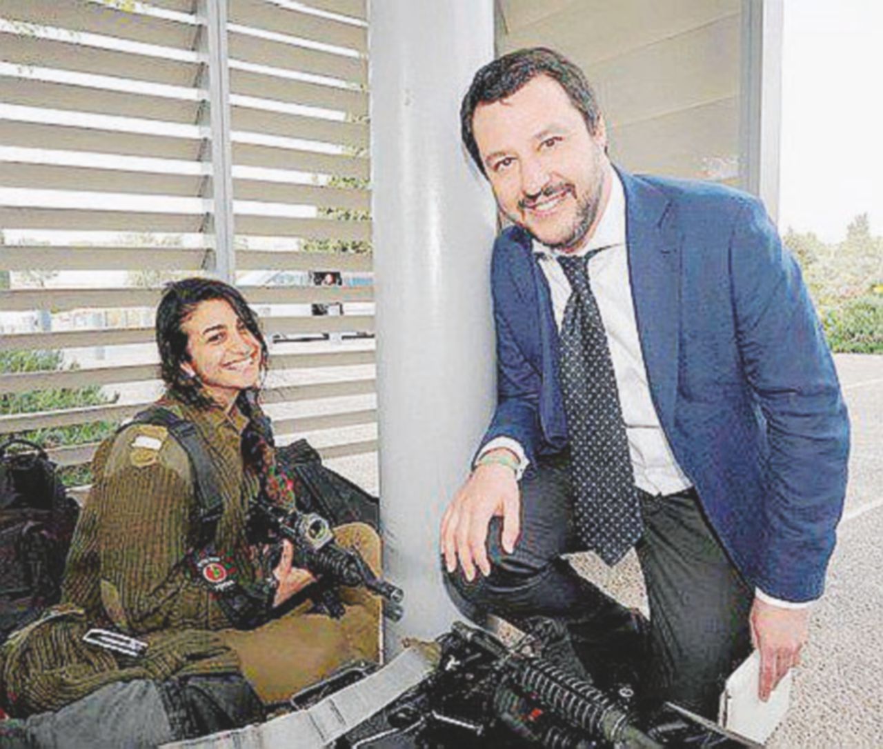 In posa con la soldatessa - Ansa Salvini tra gli ultrà israeliani e Putin