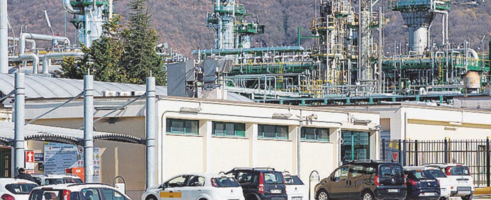 Il Centro Oli dell’Eni della Val d’Agri, a Viggiano (Potenza), è stato sequestrato dai magistrati - LaPresse I favori notturni alla lobby del petrolio e quel via libera definitivo 4 mesi fa