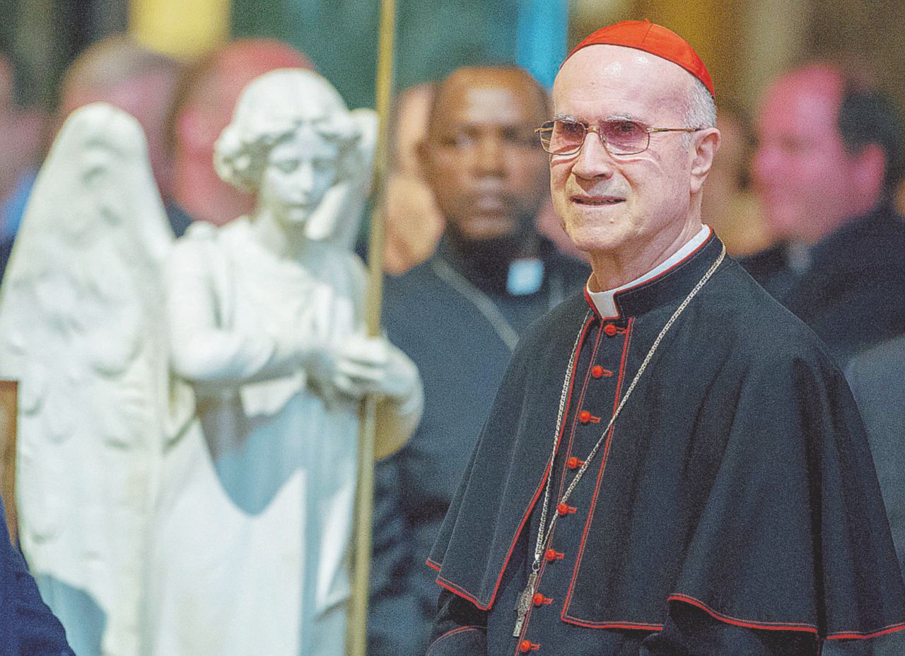 Tarcisio Bertone. A seguire, Mauro Piacenza e Domenico Calcagno - Ansa Triste declino di un vice papa Bertone abbandonato da tutti