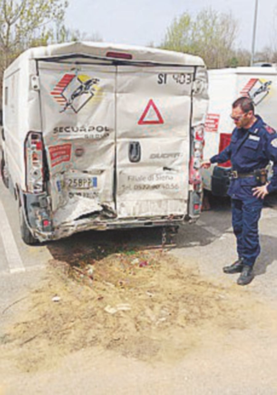 In 20 con i kalashnikov assaltano il caveau: la fuga e la sparatoria