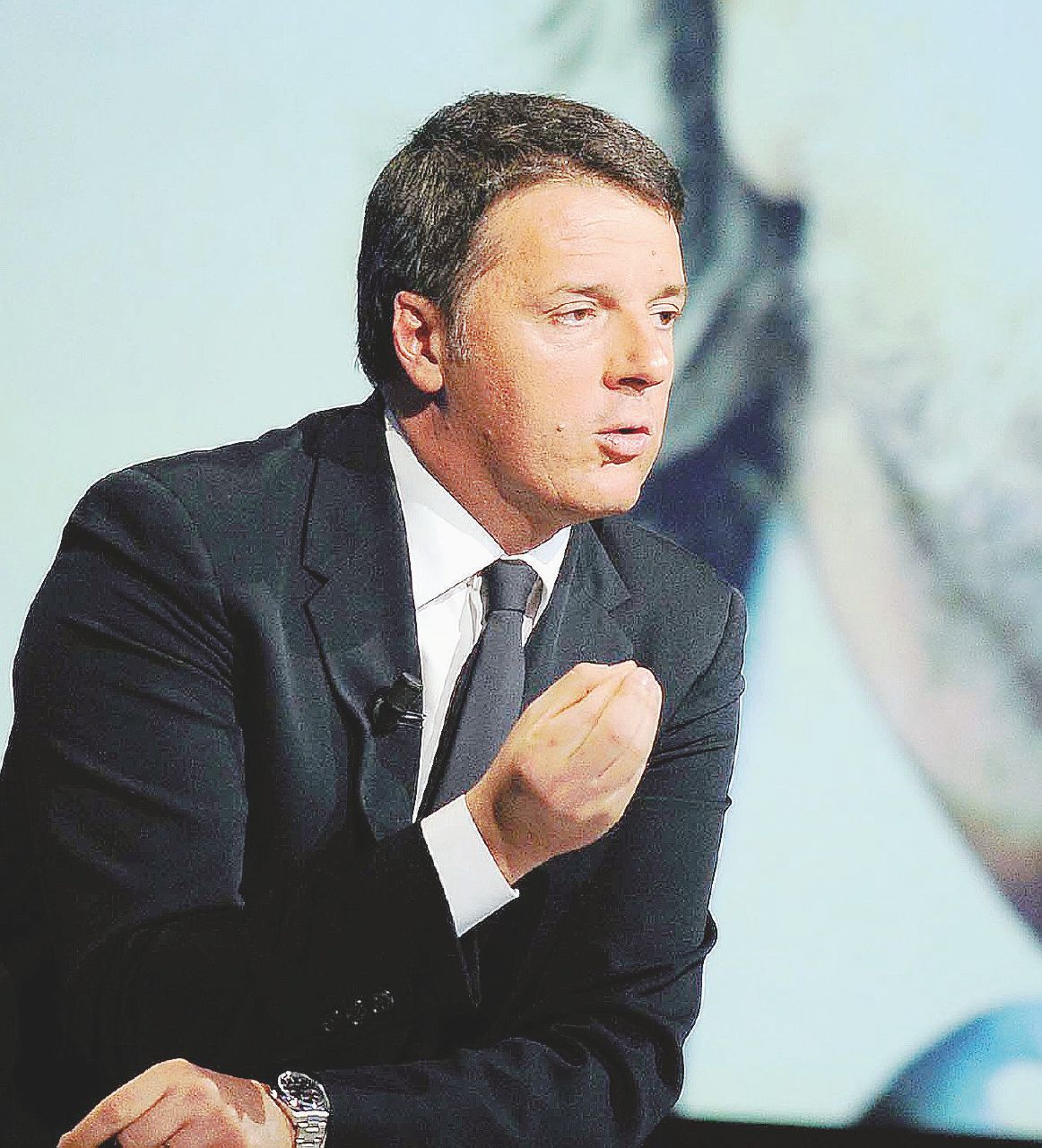 Copertina di Emiliano sul petrolio  dà scacco matto a Renzi