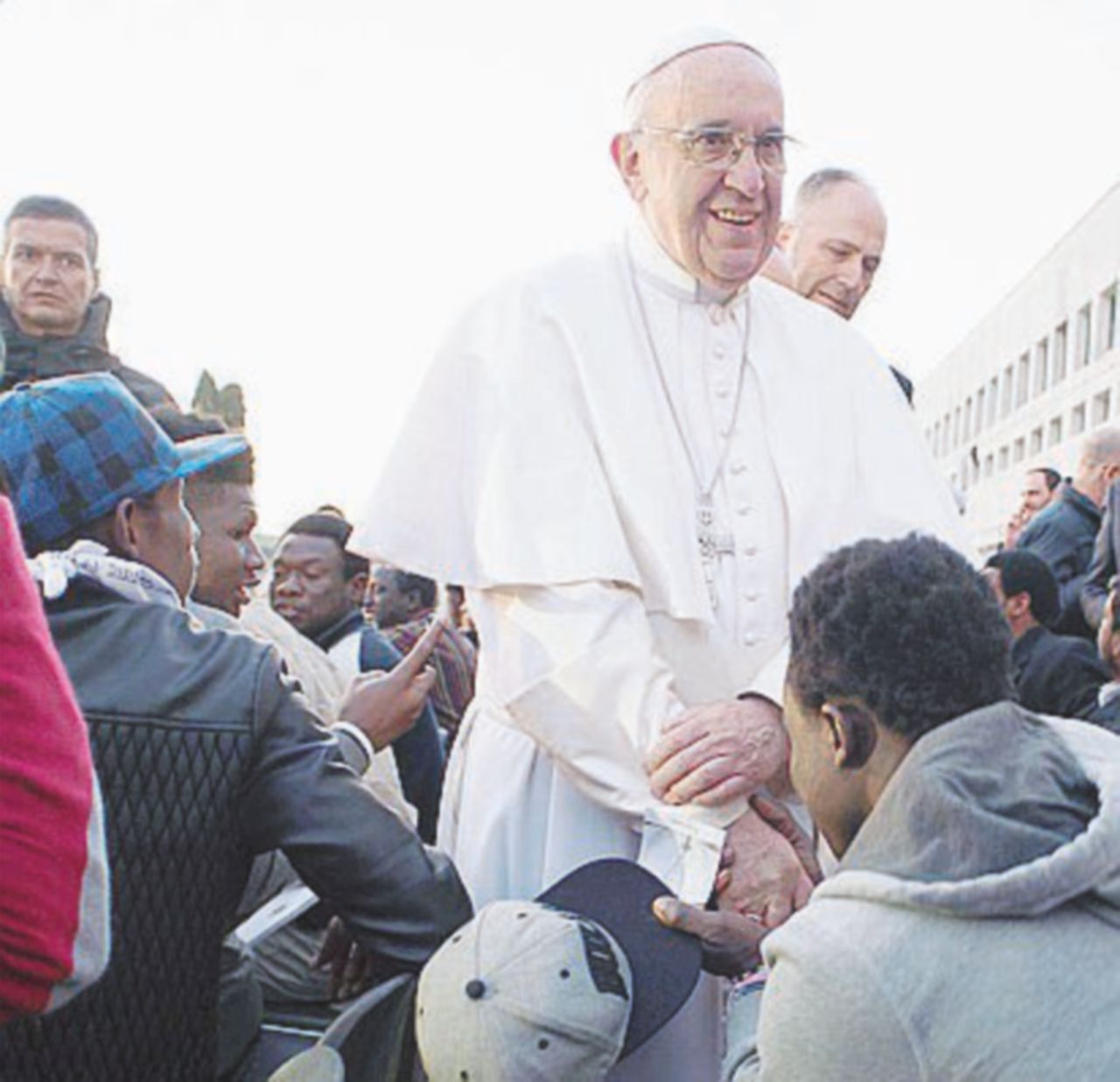 Lesbo, la grande fuga dei pachistani e l’attesa per l’arrivo del Papa