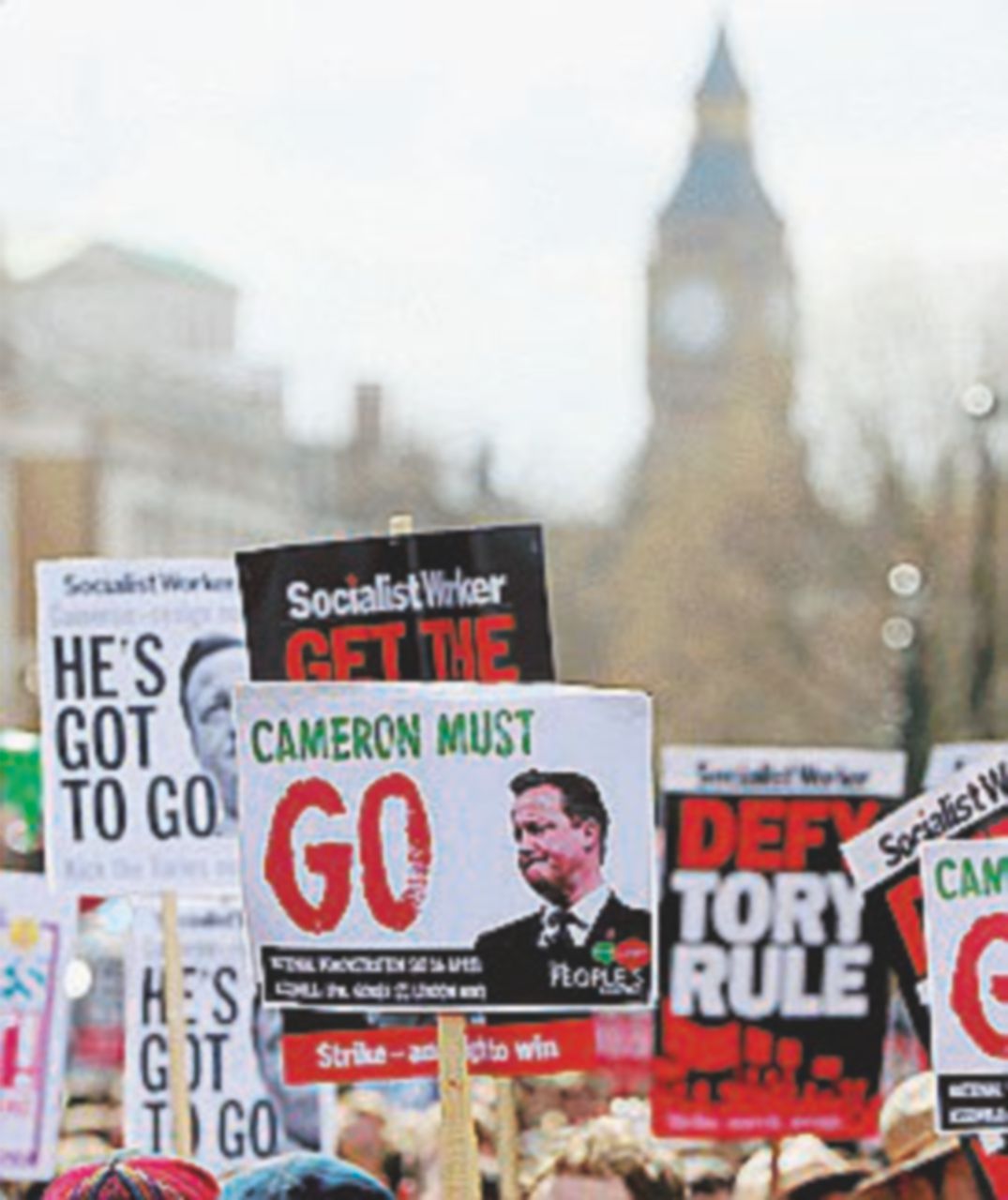 “Basta paradisi fiscali, Cameron dimettiti”. Lui confessa: “Avrei potuto gestirla meglio”