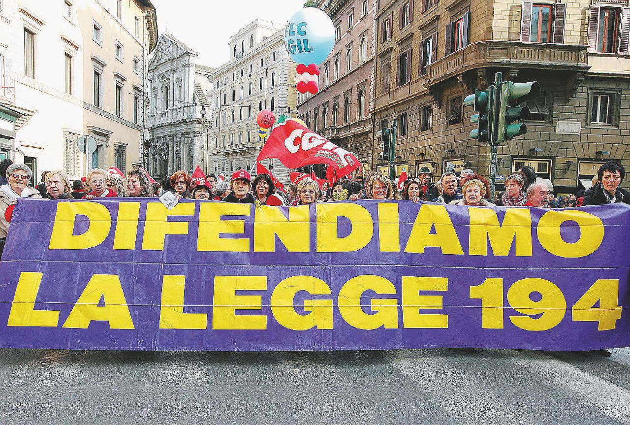 Donne in piazza - Una manifestazione della Cgil a difesa della 194, che regola le interruzioni di gravidanza - LaPresse Aborto sempre più difficile. Se n’è accorta anche l’Europa
