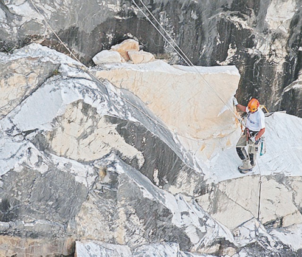Copertina di Tra tecchie e marmi, la vita sul filo
