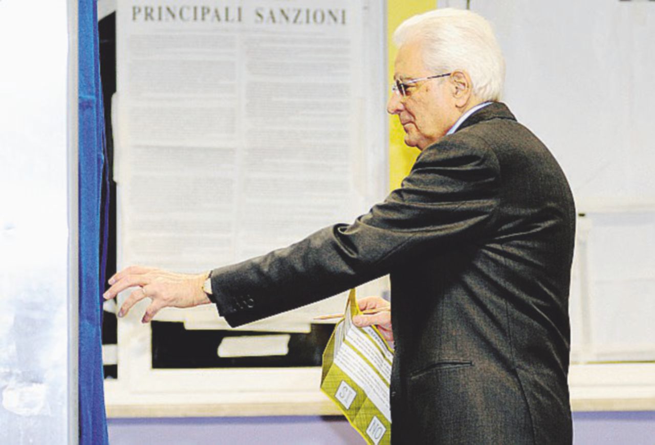Copertina di Mattarella vien di notte e vota dopo i tg. Napolitano se ne sta a casa, ma nel 2011…