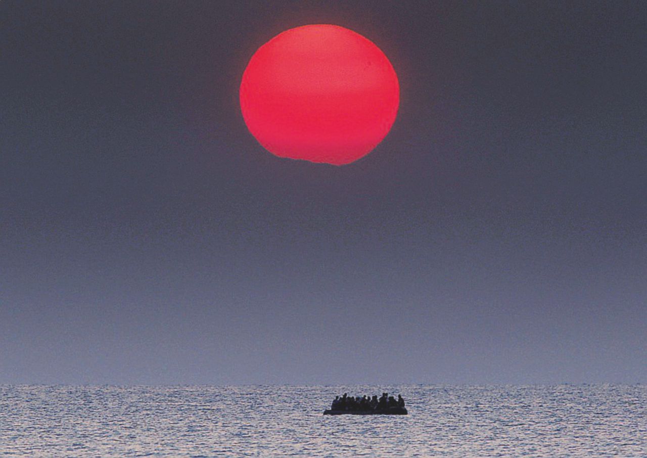 Il Papa chiede perdono per l’Europa. A Idomeni profughi in fila per il pane