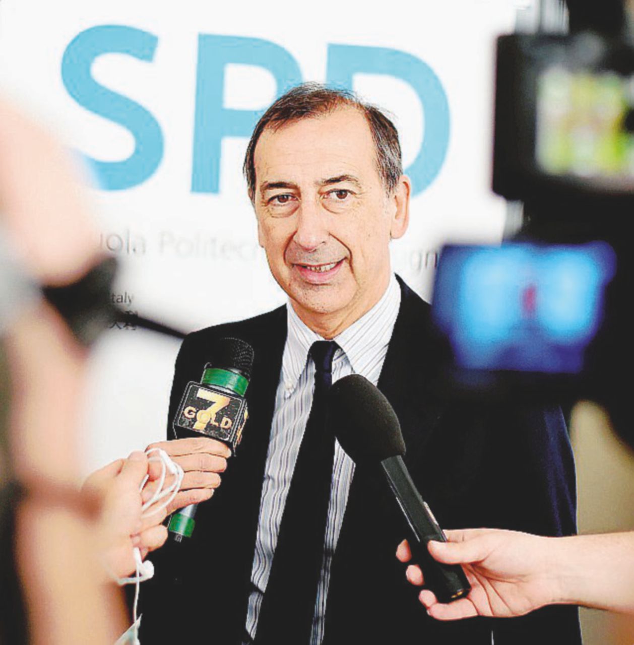 Solo un punto tra Parisi e Sala (e Renzi è sparito)