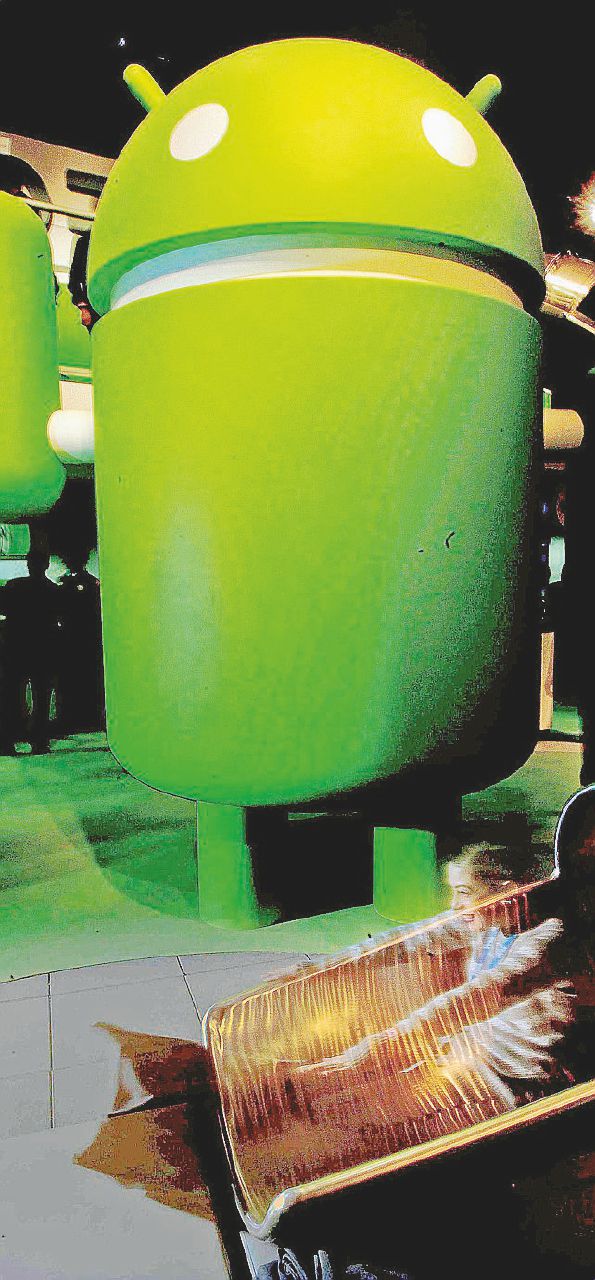 La Ue indaga Google: soffoca il mercato degli smartphone