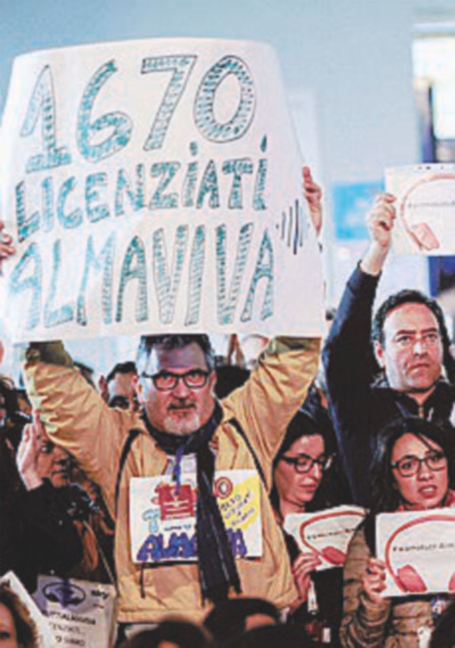 Copertina di Almaviva, l’allarme dei sindacati: “3.000 licenziamenti vicini”