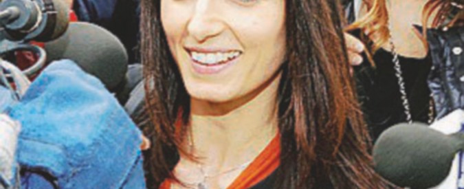 Assediata - La 5Stelle Virginia Raggi - LaPresse M5S, Virginia Raggi lancia la lista e morde l’ex An: “Solo una riciclata”