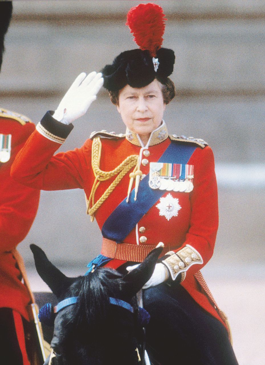 Copertina di Cavalli,  gin tonic  e dossier: la Regina  che non sbaglia mai