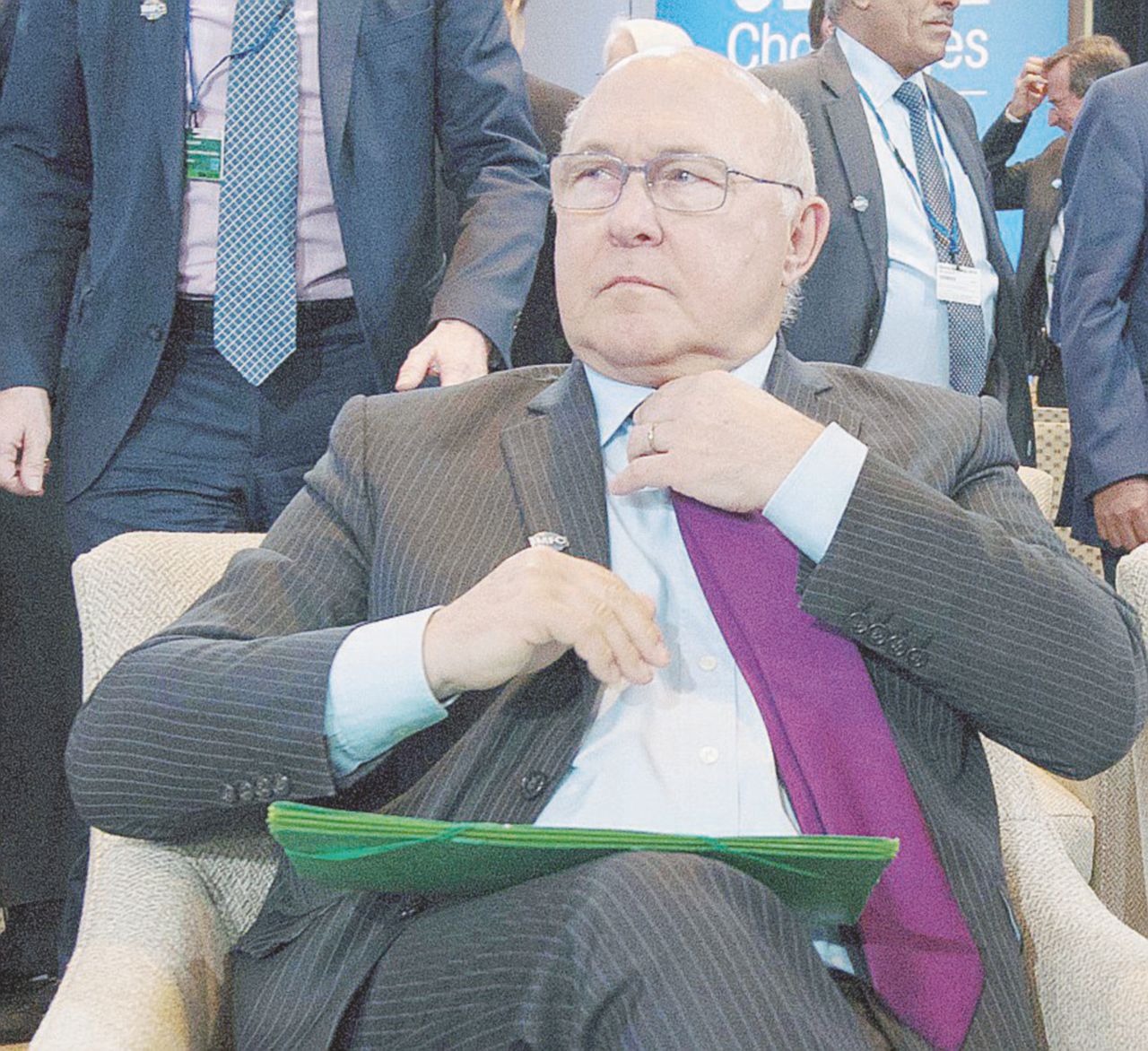 Copertina di Francia, il ministro nei guai. Arriva il Mutandina-gate