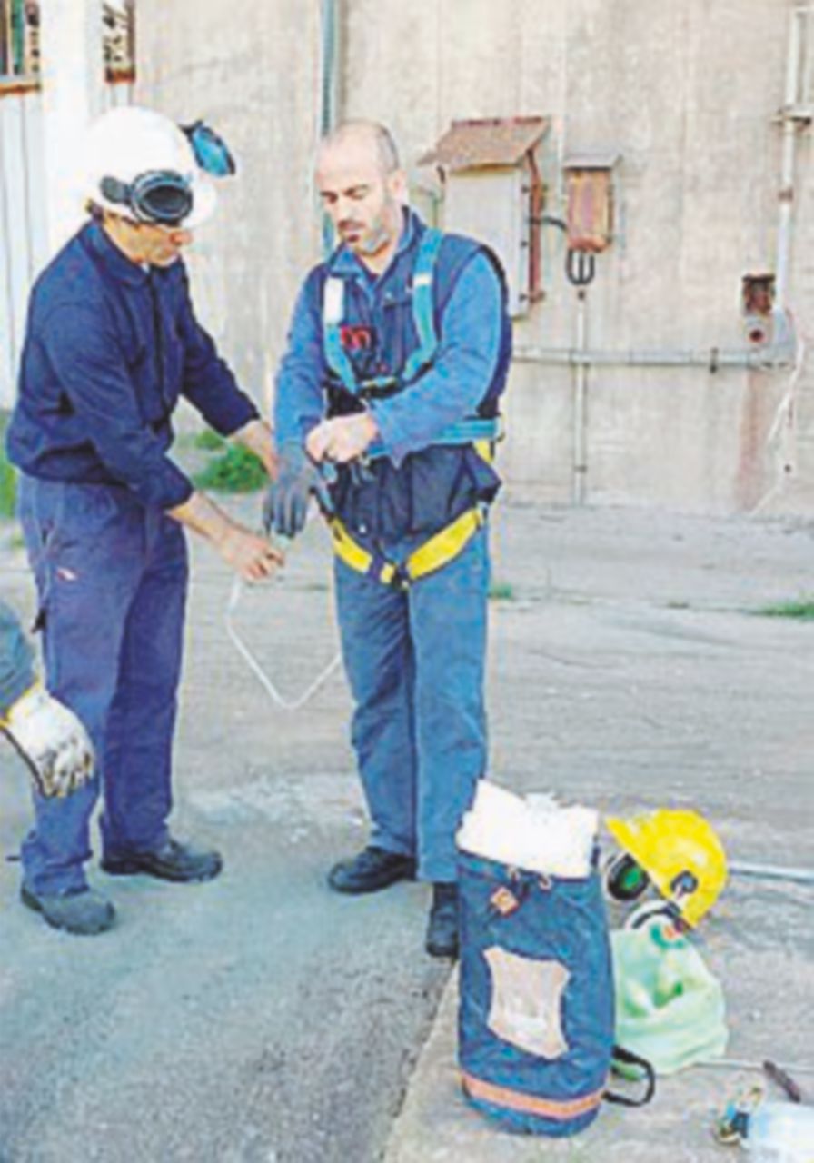 Terna,  gli operai scendono dalla torre alta 180 metri
