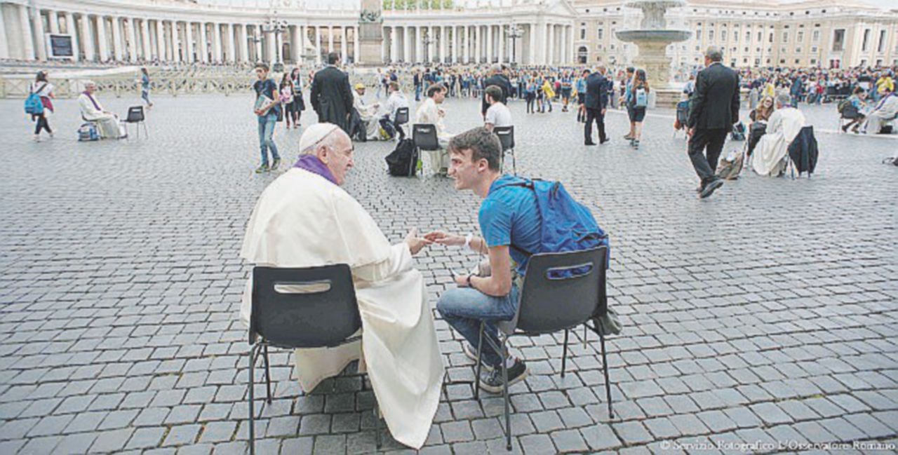 Giubileo, Francesco confessa i ragazzi su una sedia all’aperto