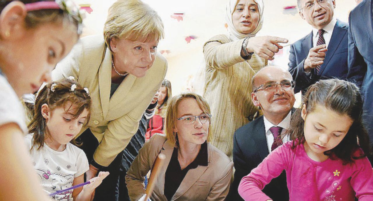 La Merkel fa la papessa tra i migranti