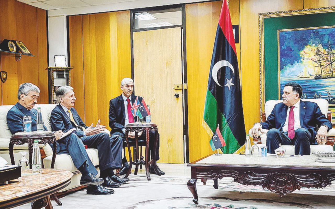 Copertina di Renzi twitta, gli inglesi sono già a Sirte