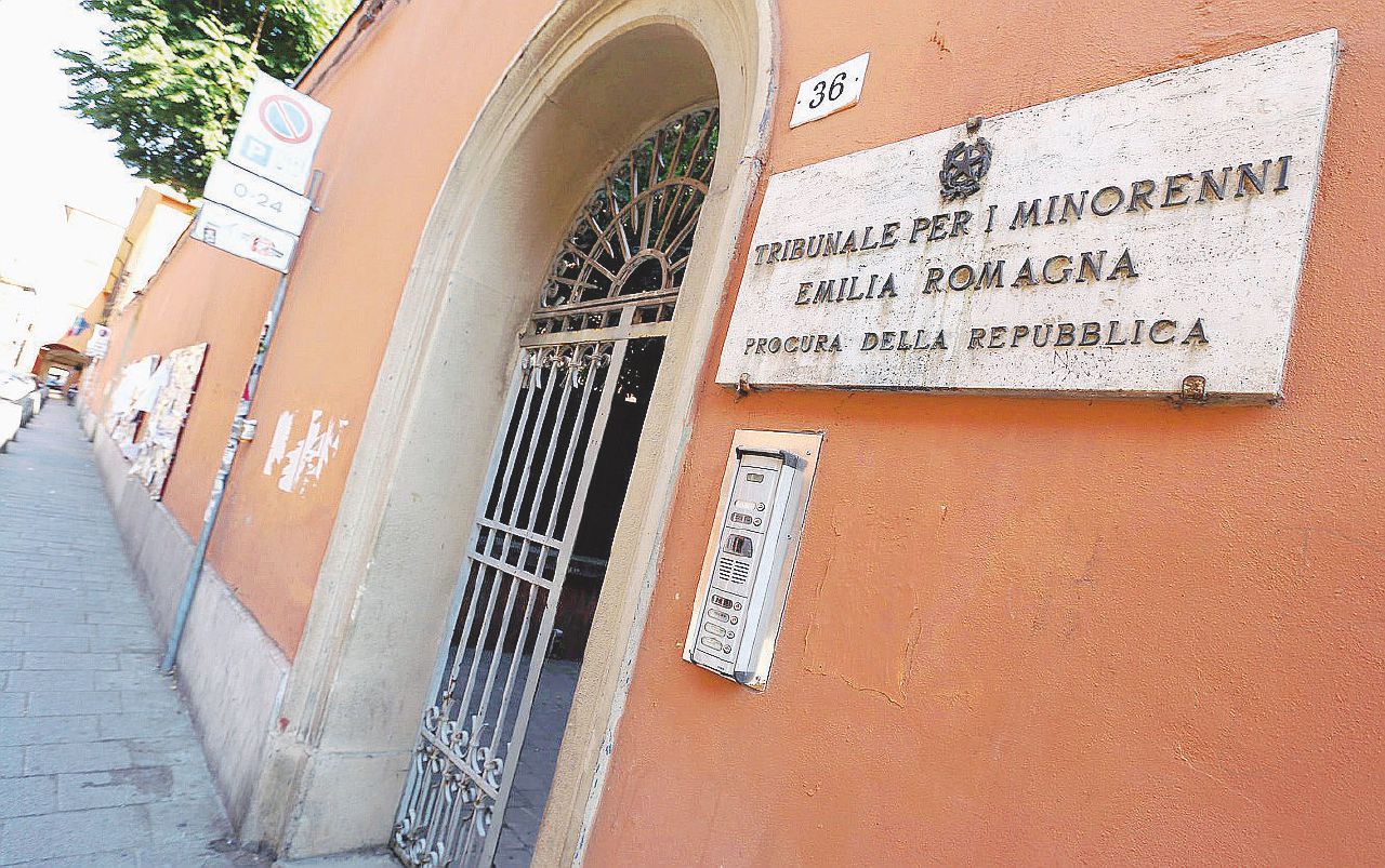 Copertina di Premier parla, tribunale chiude: niente impiegati