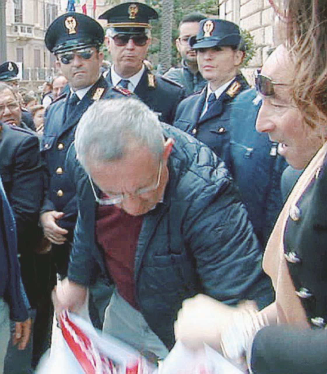 Striscioni contro Alfano, la polizia alza le mani