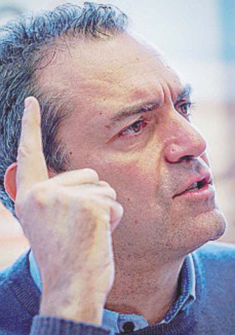 De Magistris attacca: spot con la Valente in Prefettura