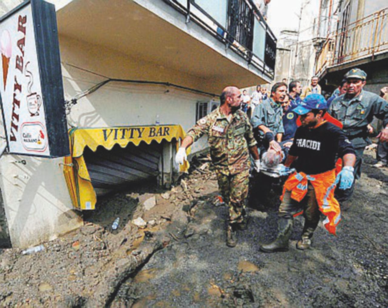 Copertina di Giampilieri, la frana del 2009.  Ex sindaco condannato a 6 anni Rideva davanti alle macerie