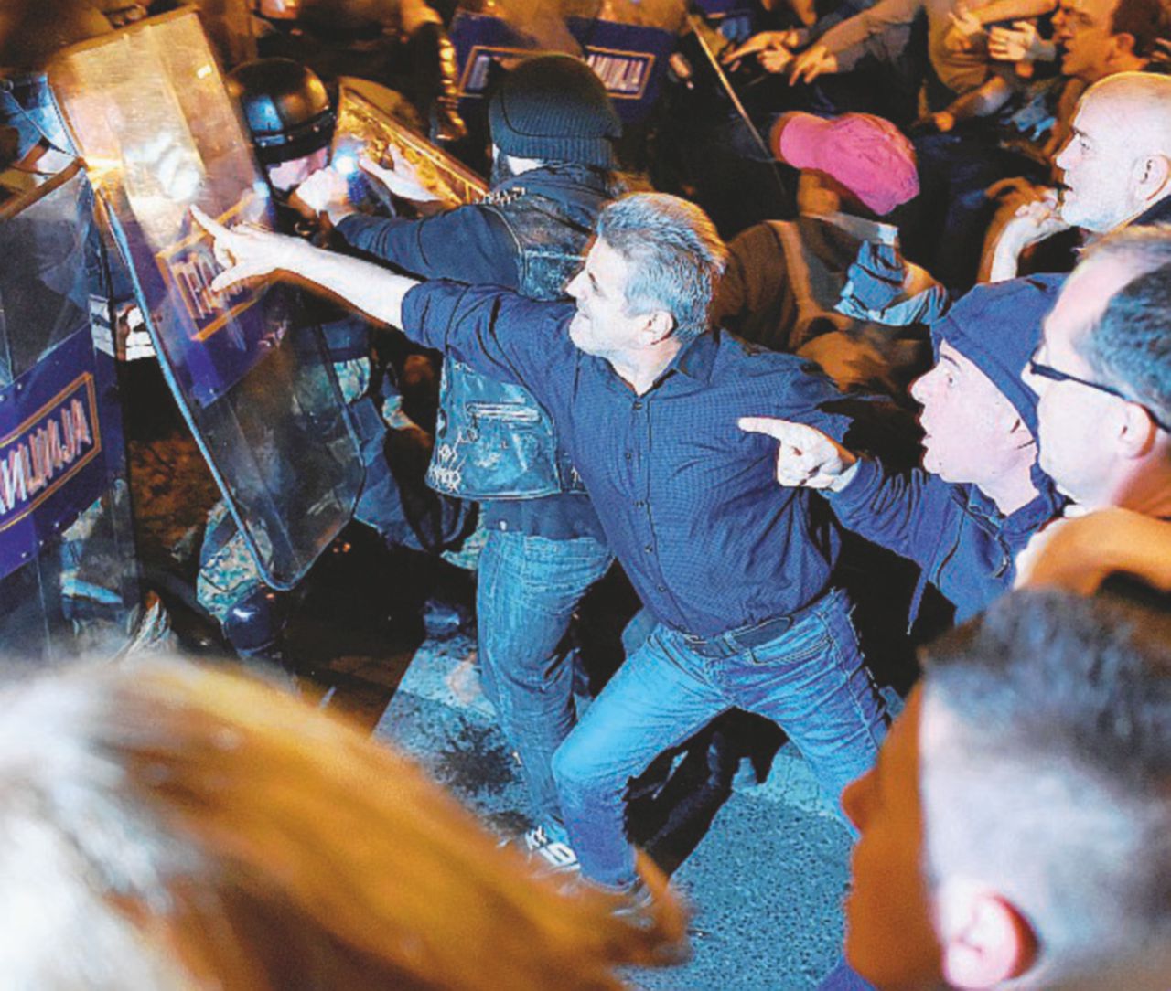 Skopje, rivolta contro il colpo di spugna all’italiana