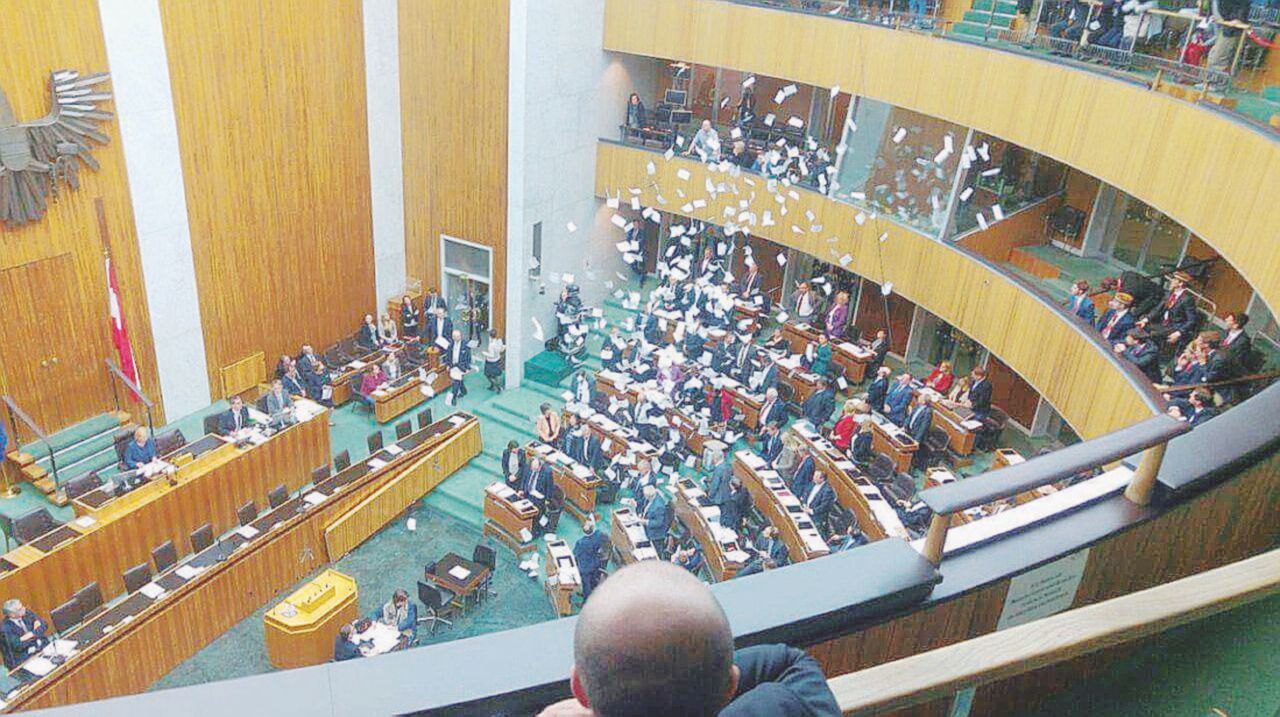 Parlamento, pioggia di volantini anti-xenofobi